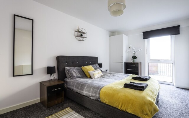 Large Apartment With Balcony Free Parking & Fast Wifi