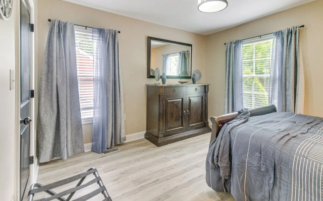 Charlotte Home w/ Yard - Near Spectrum Center!