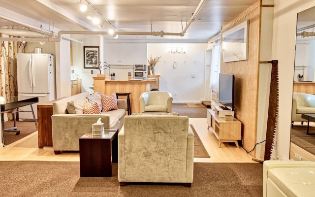 The Haus on Mirror Lake