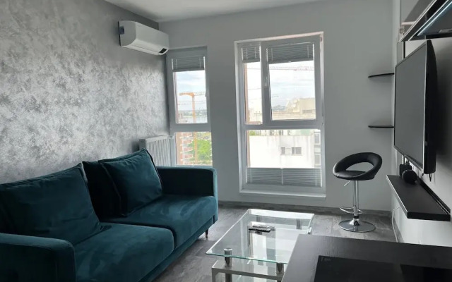 Cozy 2-Room Penthouse Lakeview W14