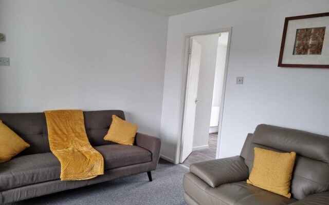 Charming 3-bed House in Leigh Siddow Common