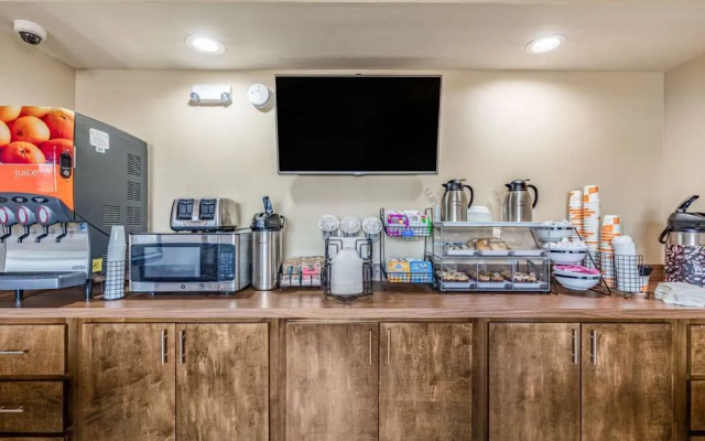Rodeway Inn & Suites