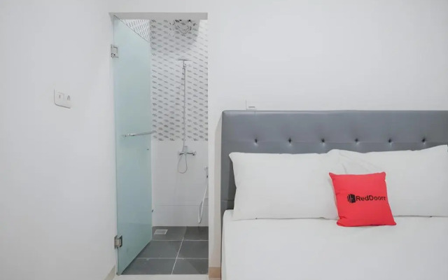 RedDoorz near Taman Palem