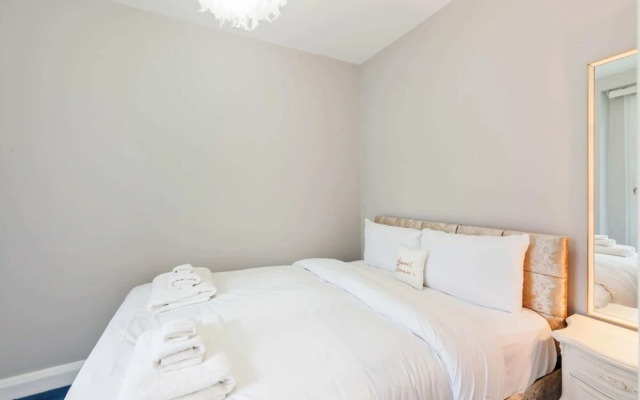 Modern 2 bed Flat, West Kensington, Sleeps 4