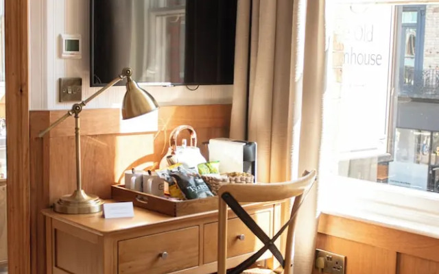 The Old Farmhouse Pub & Rooms