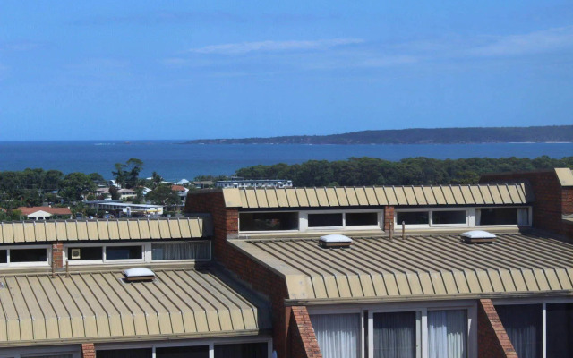 Pacific Heights Holiday Apartments and Munn’s Tower House