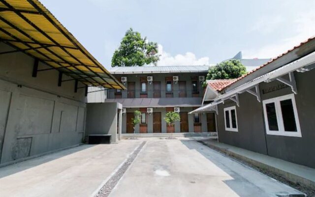 Capital O 1898 Louise Place