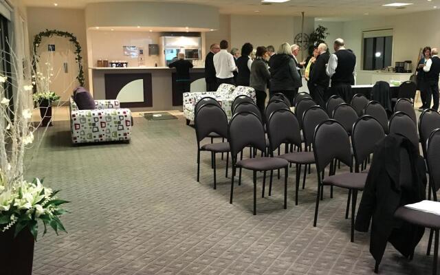 Blazing Stump Motel & Suites