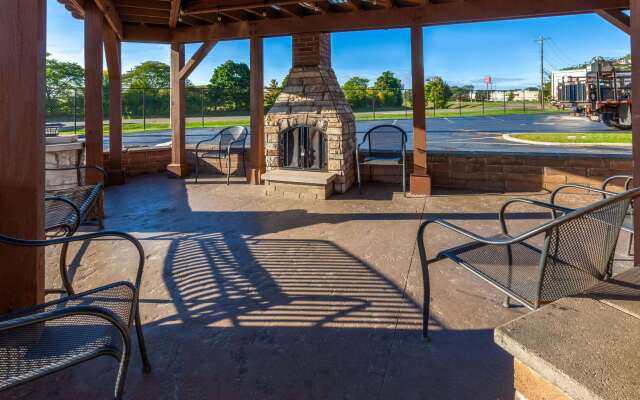 Super 8 by Wyndham Roseville/Detroit Area