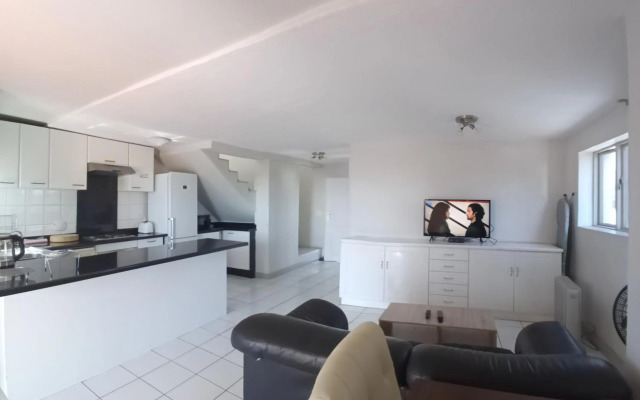 Mount Royal 09 - Large 1 bed with balcony