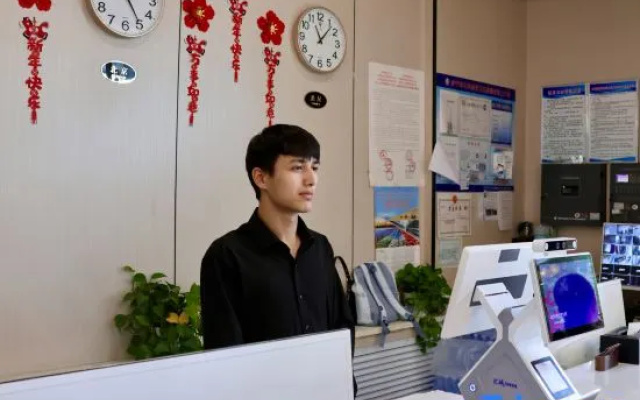 Yining Yimu Business Hotel – People – Yining