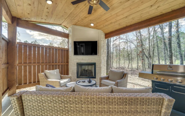 Chic Forest Hideaway in Broken Bow w/ Hot Tub