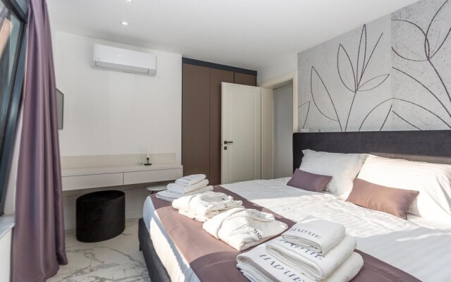 Beautiful Apartment in Malinska With Jacuzzi, Wifi and 3 Bedrooms