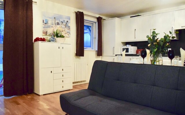 1 Bedroom Apartment With Garden in Mudchute