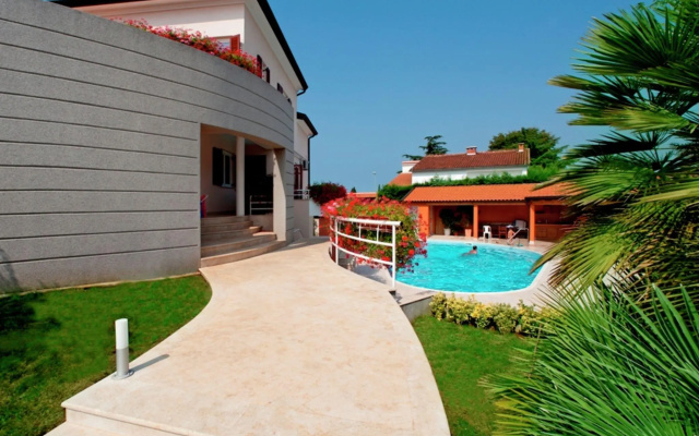 Modern apartment for 2-4 persons in familily house with shared pool - Apartment in Porec - Photo 3