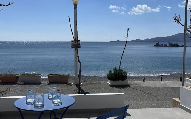 Charaki Escape Chic Seafront Studio