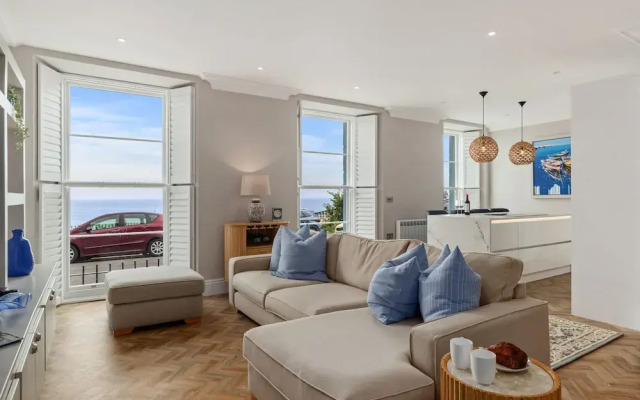 3 Croft House - Beach Front Sea Views Parking