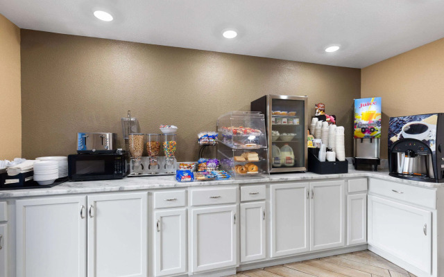 Super 8 by Wyndham Paducah I-24 Exit 4