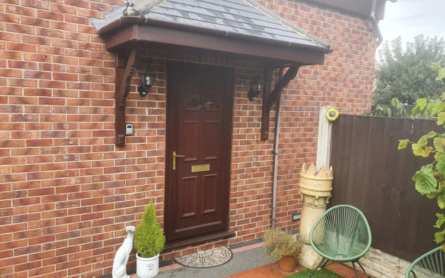 Cosy Village Apartment in Nottingham With Parking