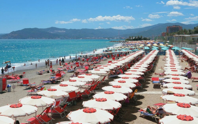 Tre Balconi Sul Mare Beach