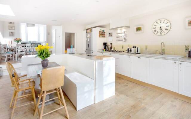 Stunning 4 Bedroom House in West London