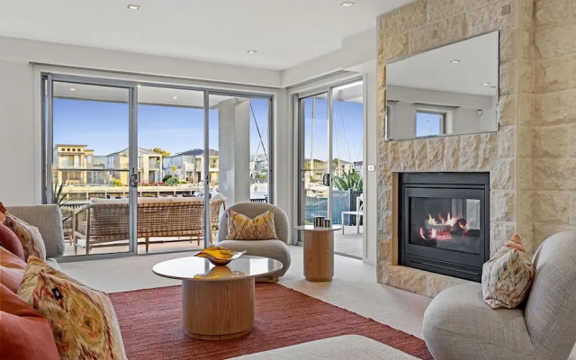 Waterfront Martha Cove Getaway 250m From Beach