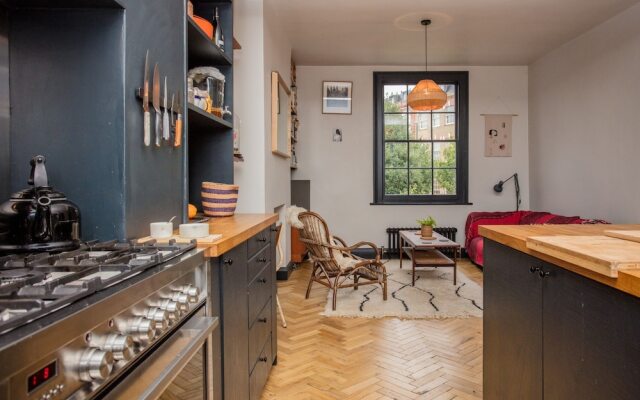 Stunning 2 Bedroom House in De Beauvoir Town