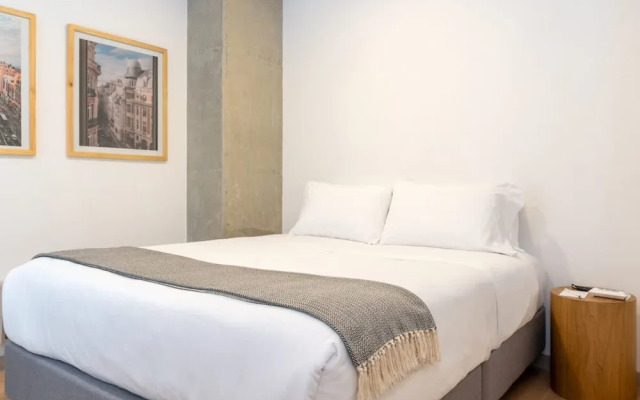 Lovely 3 BR w Balcony in Laureles Medellin