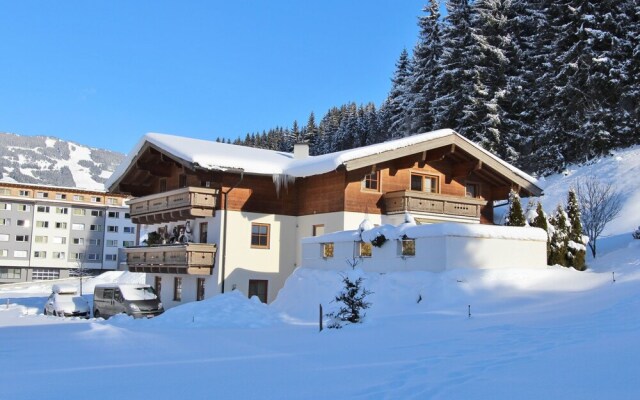 Comfortable Apartment in Saalbach-hinterglemm Near Ski Area