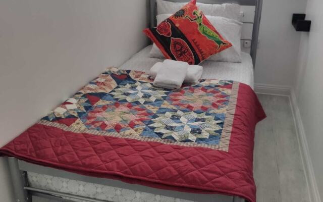 Captivating 3-bed Apartment in Romford