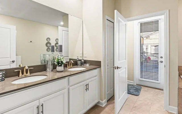 Storey Lake Lakeview Villa 2967