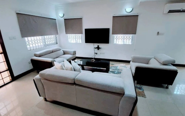 Stylish 3 Bedroom House Near Airport & Marina Mall