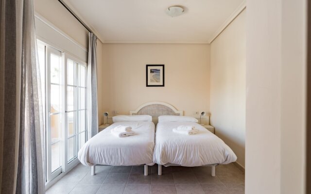 Serene Holiday Home in Baños y Mendigo With Swimming Pool