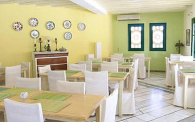 Mr & Mrs White Tinos