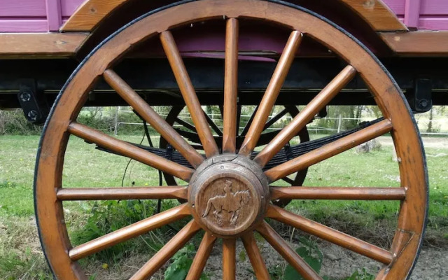 Une roulotte et des chevaux