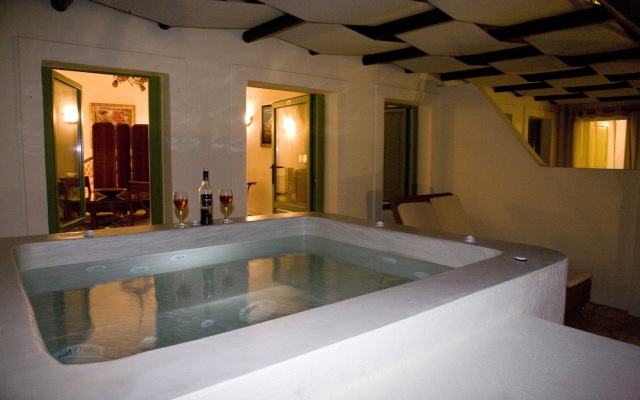 Adamis Majesty Suites