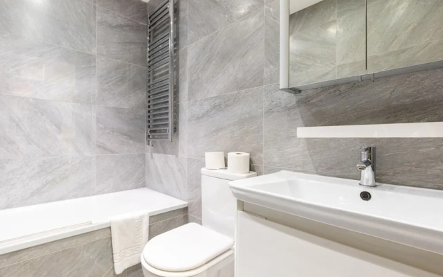 Elegant 2BD Flat 5 Mins to Kensington Gardens!