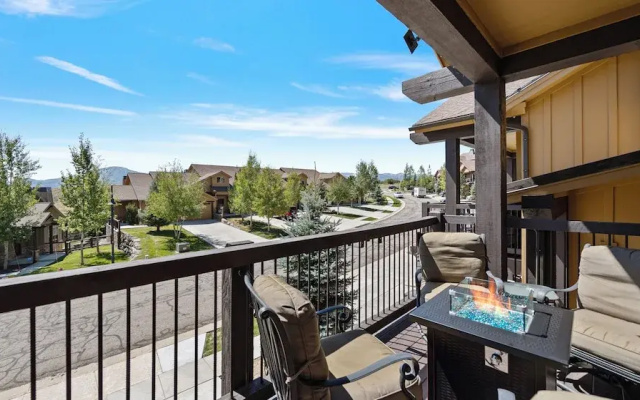 Black Rock Ridge by Luxury Mountain