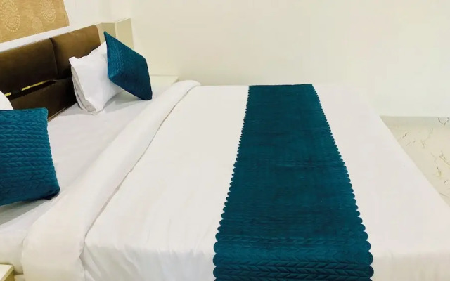 Stay 10 Parallel Apartment Hotel