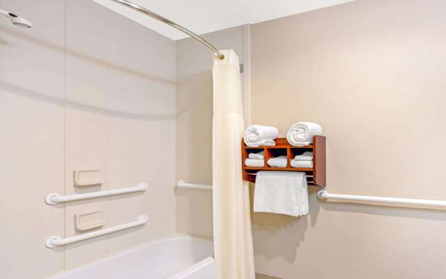 La Quinta Inn & Suites by Wyndham Midwest City - Tinker AFB
