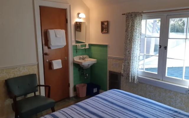 Miners Bay Lodge