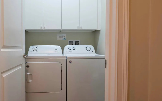 Amazing Beach House Near the Parks