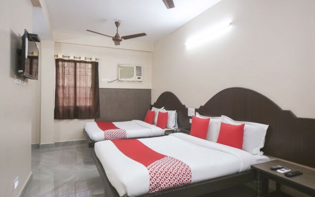 OYO 61379 Golden Cafe Boarding & Lodging