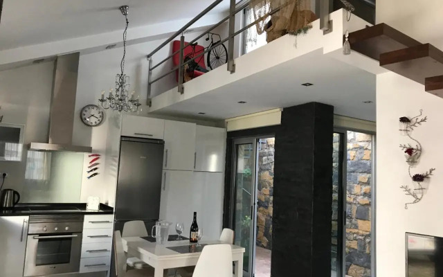 White & Grey House (39721/AL)