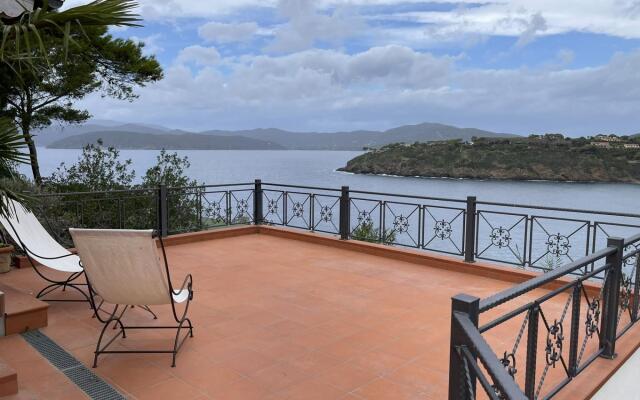 Villa in Posizione Panoramica-Villa Punta Pareti