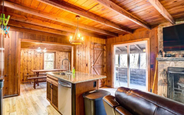 Gatlinburg Cabin: Hot Tub & River Views