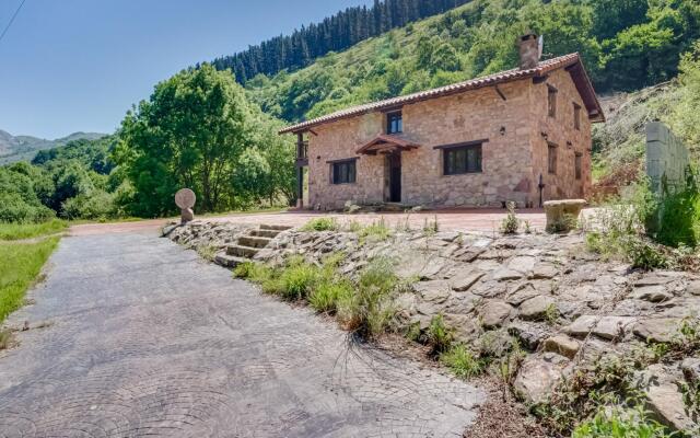 Rustic Holiday Home in Merilla with Valley View