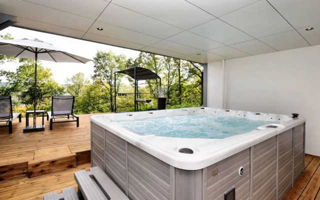 Affluent Holiday Home in Spa with Hot Tub, Garden, Sauna