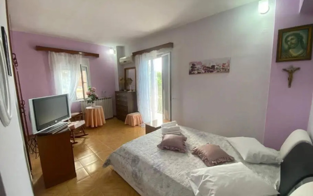 Lydia'S Apartment