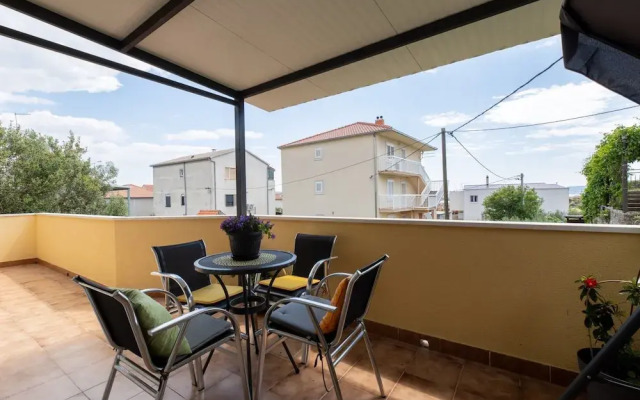 Kasteline Elegant Apartment With Balcony